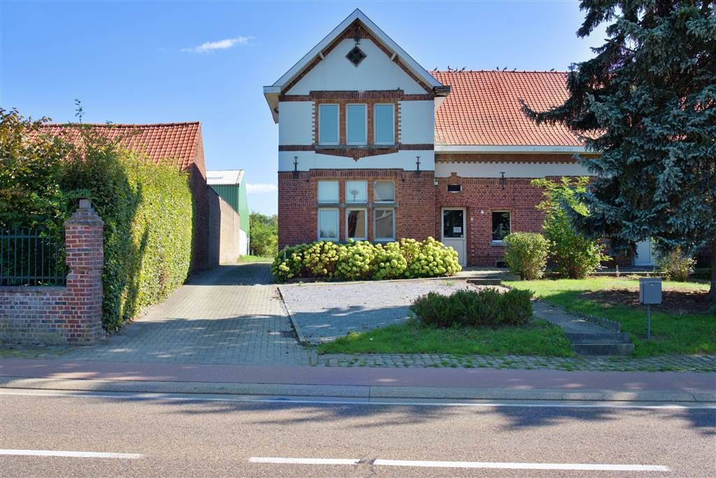 Voormalig gemeentehuis en -school te koop.